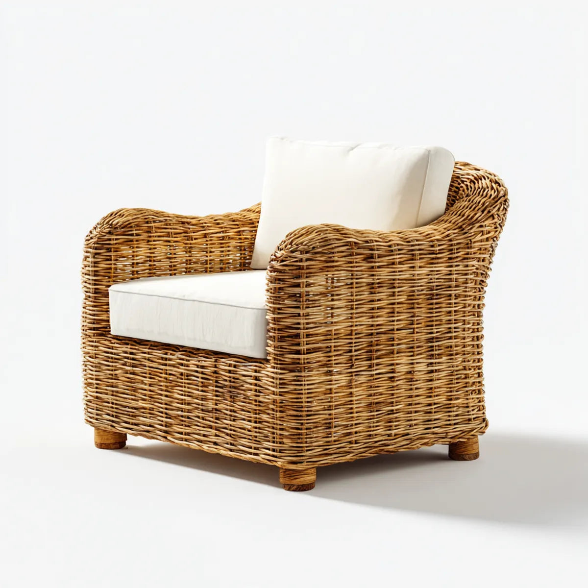Poltrona da soggiorno in rattan naturale marrone con cuscini bianchi 82 x 78 x 85 cm