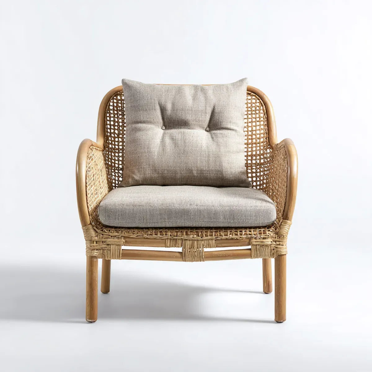 Poltrona da soggiorno beige in rattan naturale intrecciato con cuscini 70 x 75 x 85 cm arrotondata